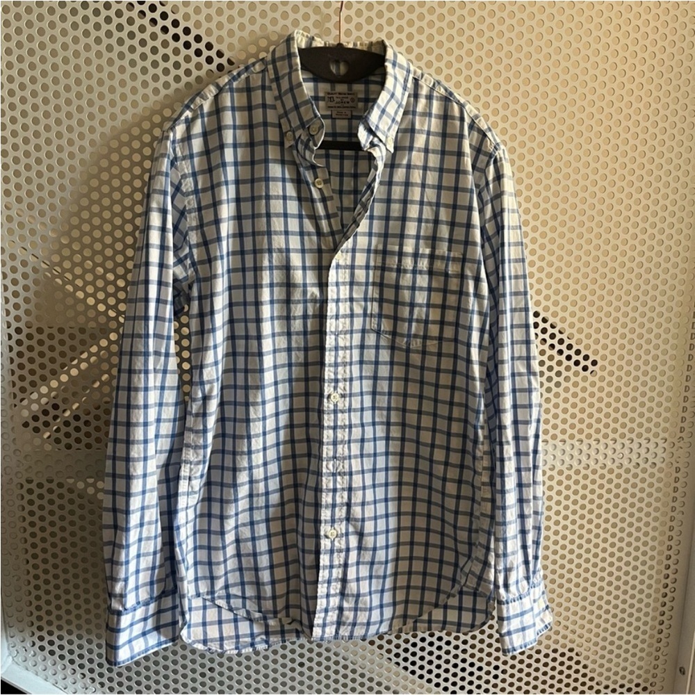 J. Crew Men’s Long Sleeved Button Down Collared Shirt Size Small Blue White